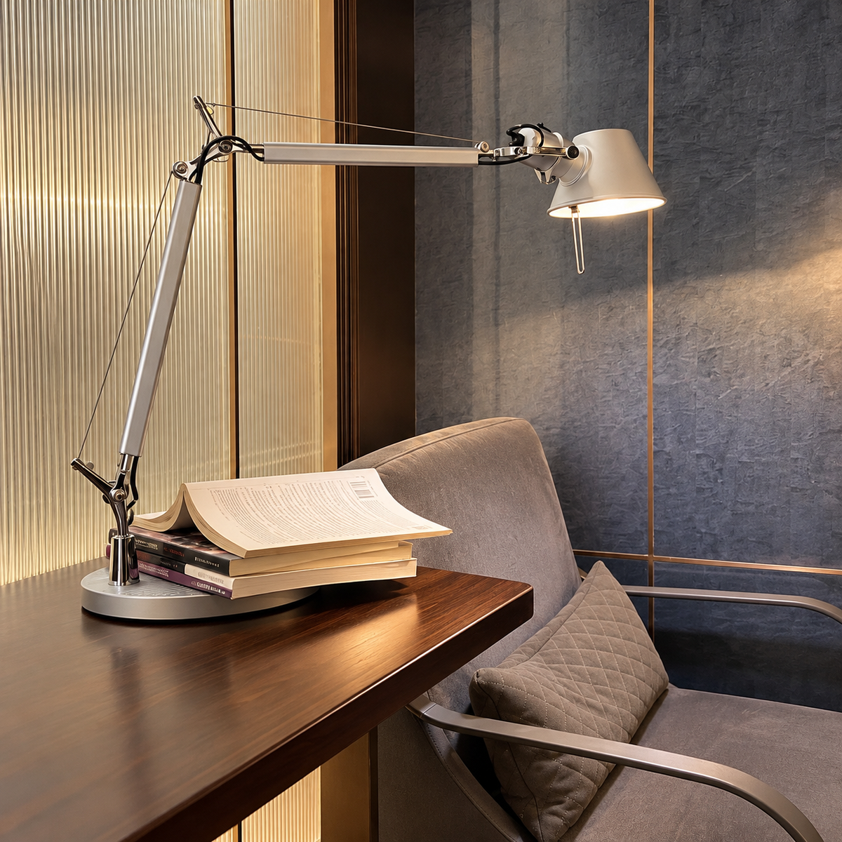 【新着アイテム】ルーヴル・アームランプ (Louvre Arm Lamp) 卓上サイズ